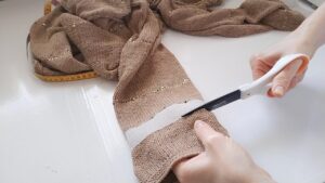Obcinanie rękawów w swetrze